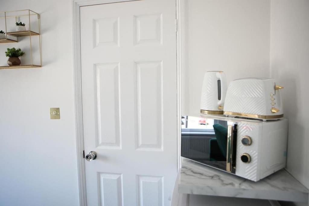 Wanstead Gem! Bright, Cosy & Immaculate 1 Bed On The High Street! Appartamento