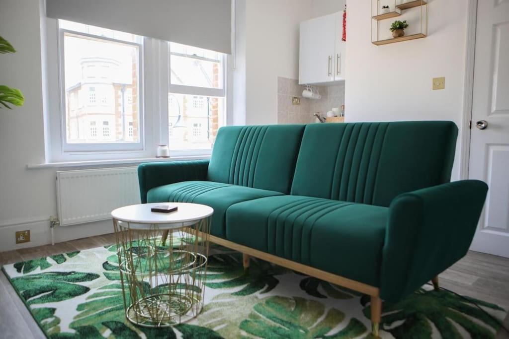 Wanstead Gem! Bright, Cosy & Immaculate 1 Bed On The High Street! Londra
