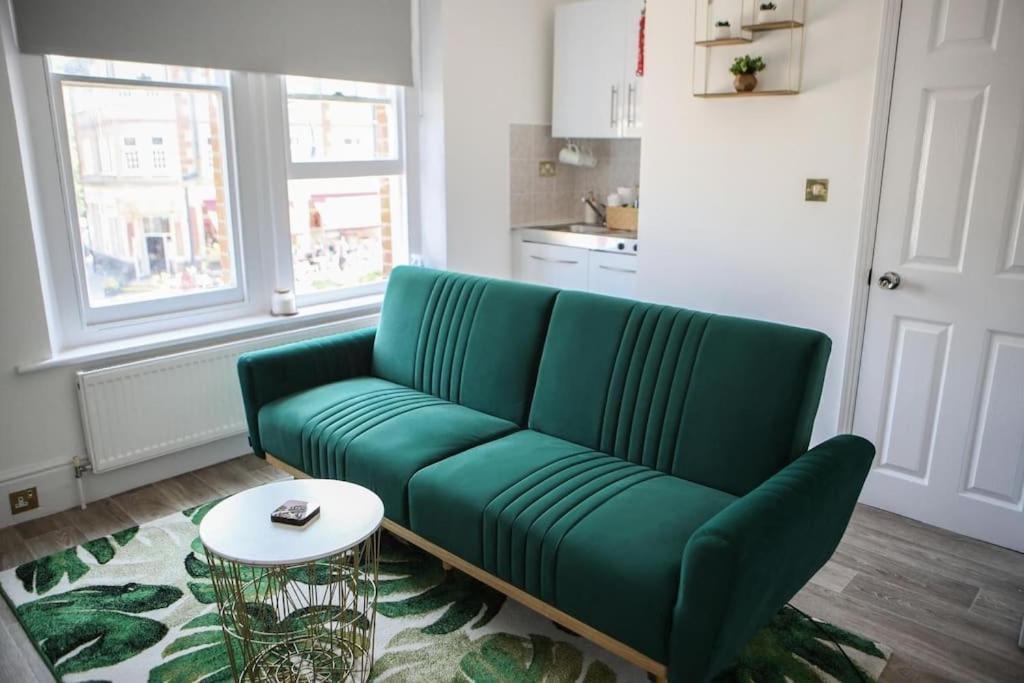 Wanstead Gem! Bright, Cosy & Immaculate 1 Bed On The High Street! Appartamento